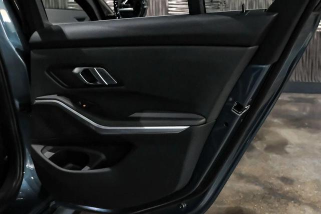 Photo of 2019 Blue BMW 330
