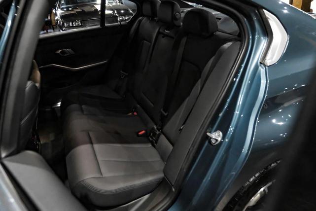 Photo of 2019 Blue BMW 330