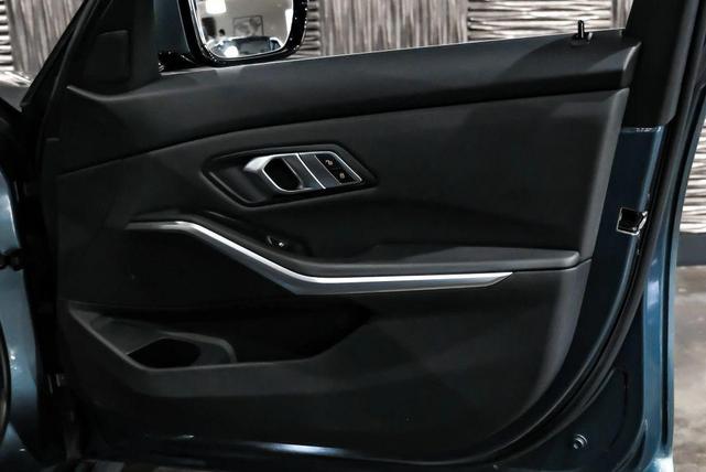 Photo of 2019 Blue BMW 330