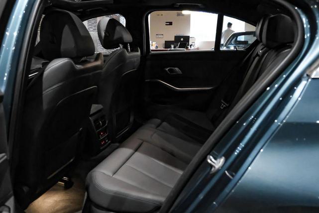 Photo of 2019 Blue BMW 330