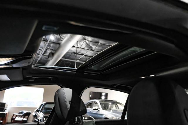 Photo of 2019 Blue BMW 330