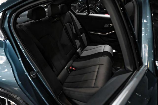 Photo of 2019 Blue BMW 330