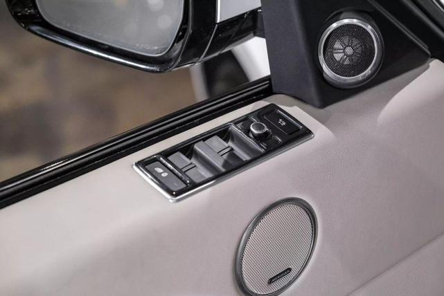 Photo of 2013 Fuji White Land Rover Range Rover