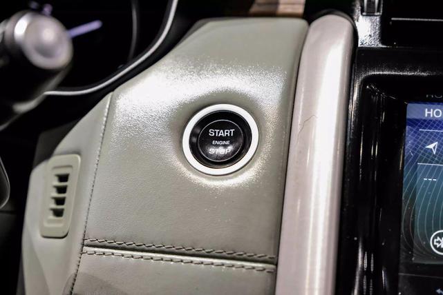 Photo of 2017 White Land Rover Discovery