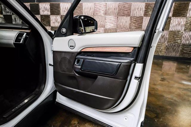Photo of 2017 White Land Rover Discovery