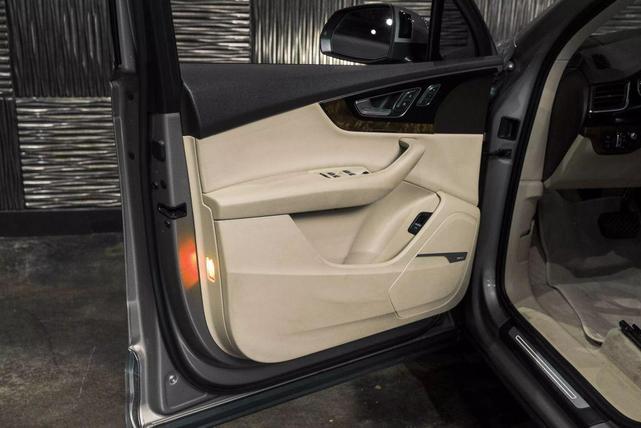 Photo of 2017 Gold Audi Q7