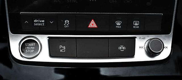 Photo of 2023 Mythos Black Metallic Audi Q7