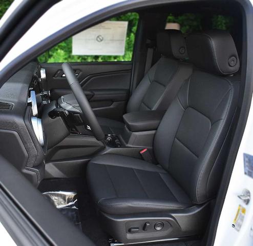 Photo of 2025 Summit White Chevrolet Colorado