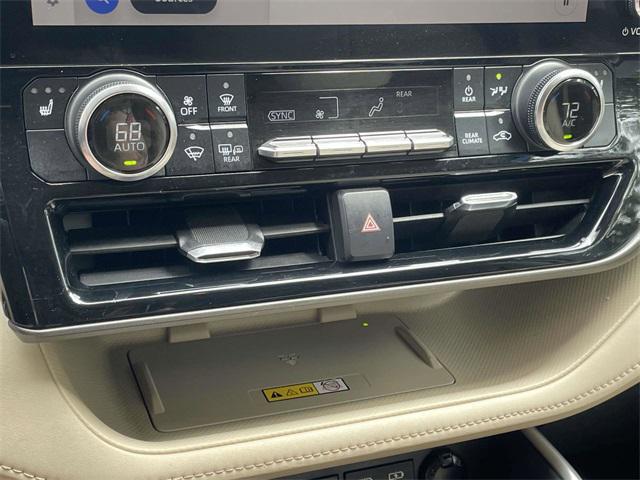 Photo of 2023 Midnight Black Metallic Toyota Highlander