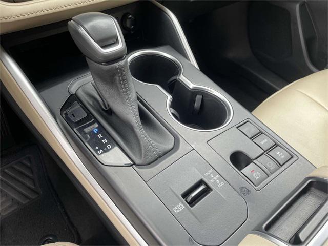 Photo of 2023 Midnight Black Metallic Toyota Highlander