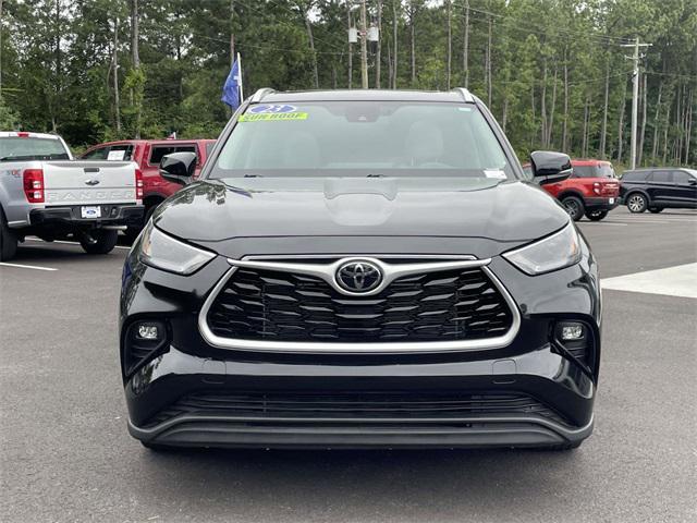 Photo of 2023 Midnight Black Metallic Toyota Highlander