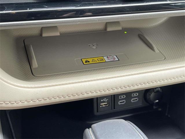 Photo of 2023 Midnight Black Metallic Toyota Highlander