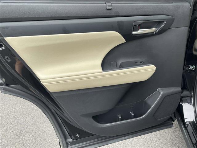 Photo of 2023 Midnight Black Metallic Toyota Highlander