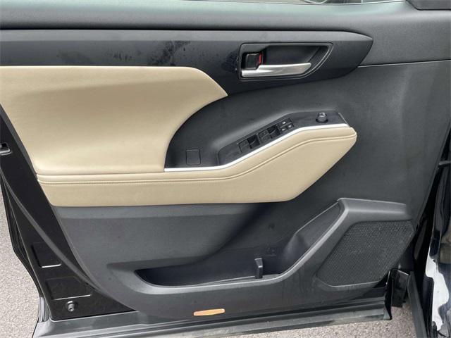 Photo of 2023 Midnight Black Metallic Toyota Highlander