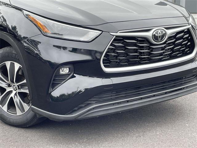 Photo of 2023 Midnight Black Metallic Toyota Highlander