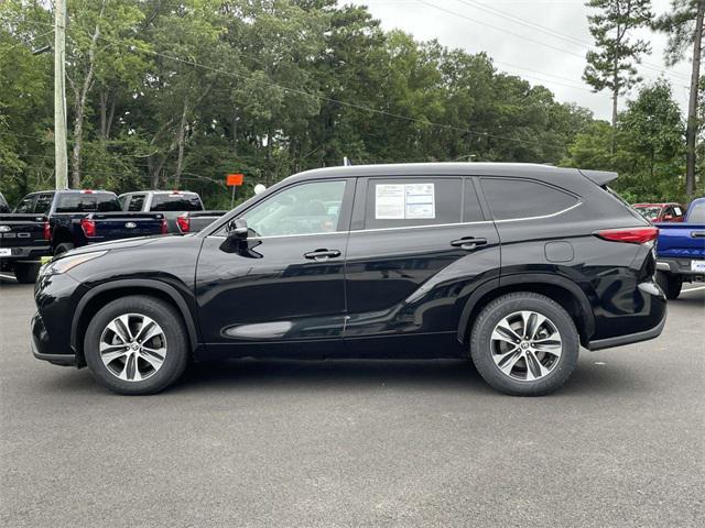 Photo of 2023 Midnight Black Metallic Toyota Highlander