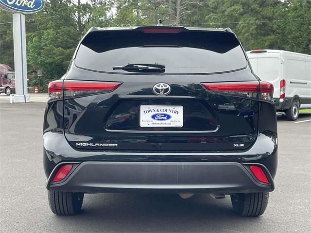 Photo of 2023 Midnight Black Metallic Toyota Highlander
