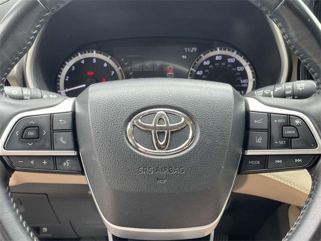 Photo of 2023 Midnight Black Metallic Toyota Highlander