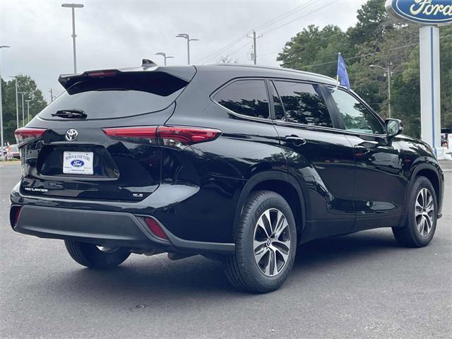 Photo of 2023 Midnight Black Metallic Toyota Highlander