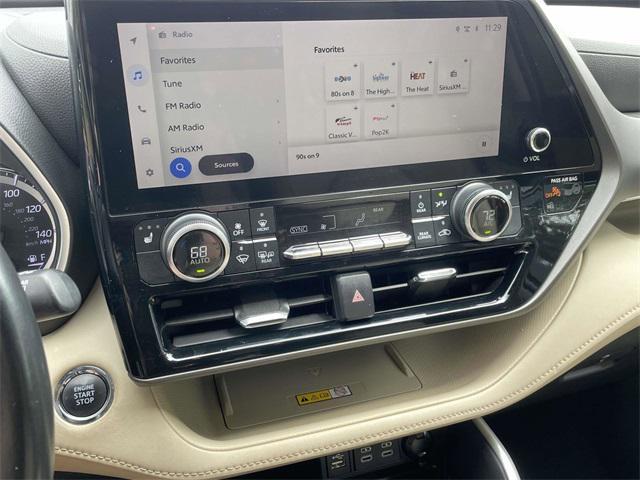 Photo of 2023 Midnight Black Metallic Toyota Highlander