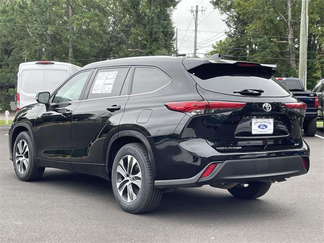 Photo of 2023 Midnight Black Metallic Toyota Highlander