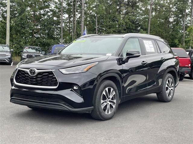 Photo of 2023 Midnight Black Metallic Toyota Highlander