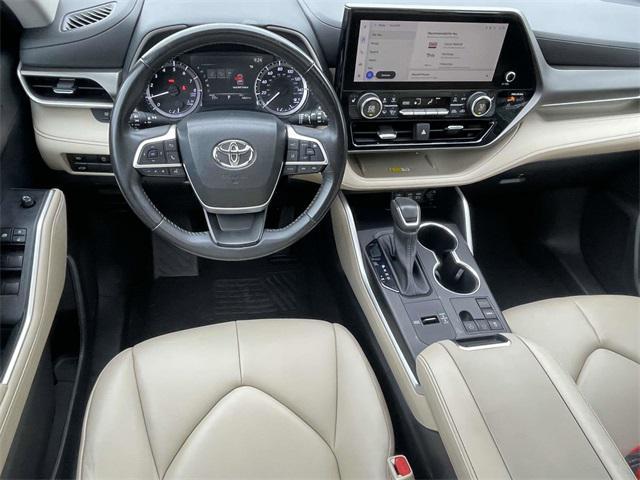 Photo of 2023 Midnight Black Metallic Toyota Highlander