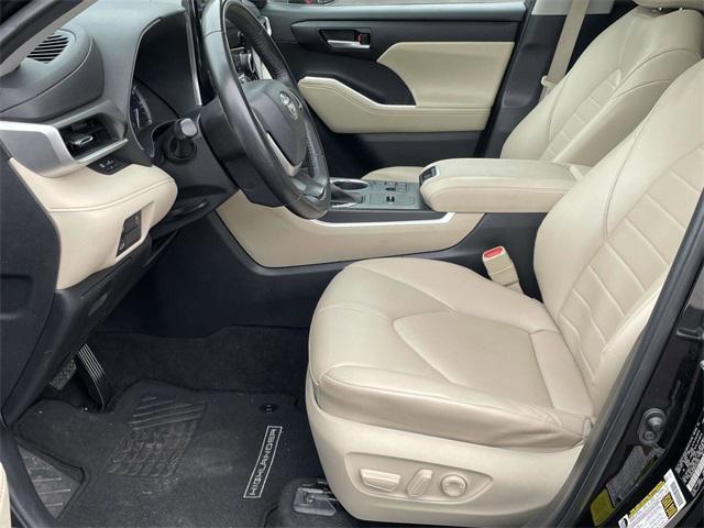 Photo of 2023 Midnight Black Metallic Toyota Highlander