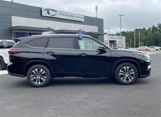 Photo of 2023 Midnight Black Metallic Toyota Highlander