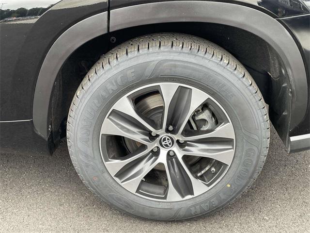 Photo of 2023 Midnight Black Metallic Toyota Highlander
