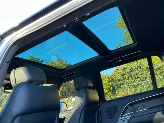Photo of 2023 White Land Rover Range Rover