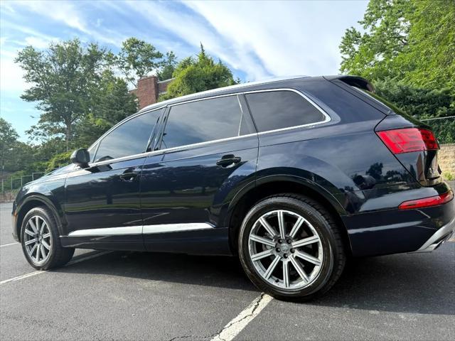 Photo of 2018 Ink Blue Metallic Audi Q7