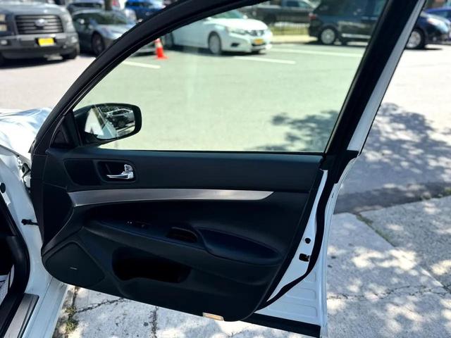 Photo of 2015 Moonlight White INFINITI Q40