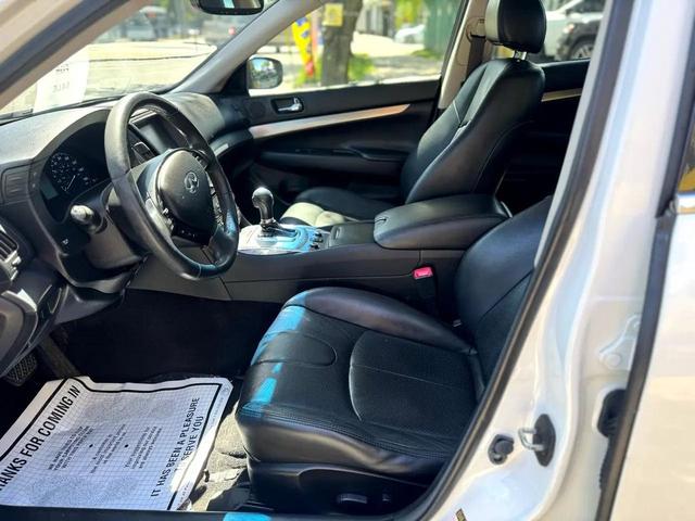 Photo of 2015 Moonlight White INFINITI Q40