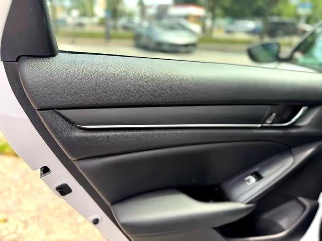 Photo of 2022 Platinum White Pearl Honda Accord