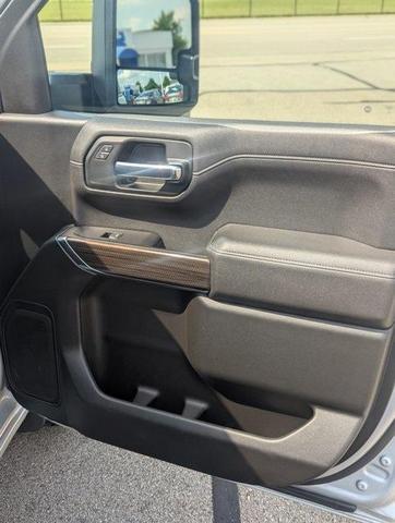 Photo of 2022 Silver Ice Metallic Chevrolet Silverado 1500 Limited