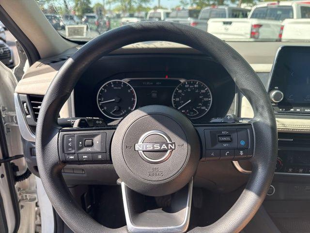 Photo of 2023 Pearl White Tricoat Nissan Rogue