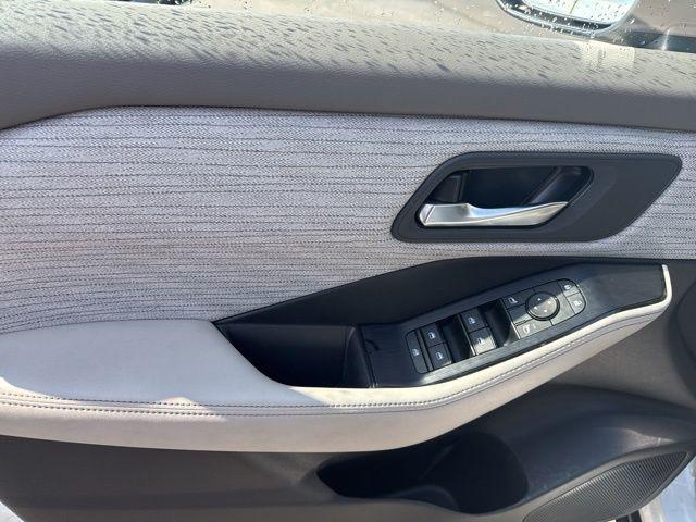 Photo of 2023 Pearl White Tricoat Nissan Rogue