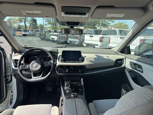 Photo of 2023 Pearl White Tricoat Nissan Rogue