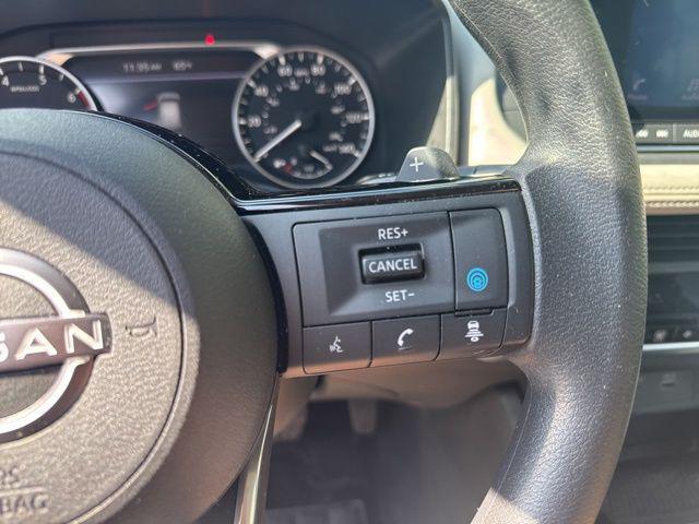 Photo of 2023 Pearl White Tricoat Nissan Rogue