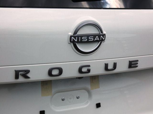 Photo of 2026 Glacier White Nissan Rogue