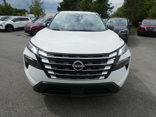Photo of 2026 Glacier White Nissan Rogue