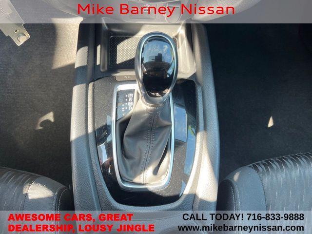 Photo of 2020 Glacier White Nissan Rogue