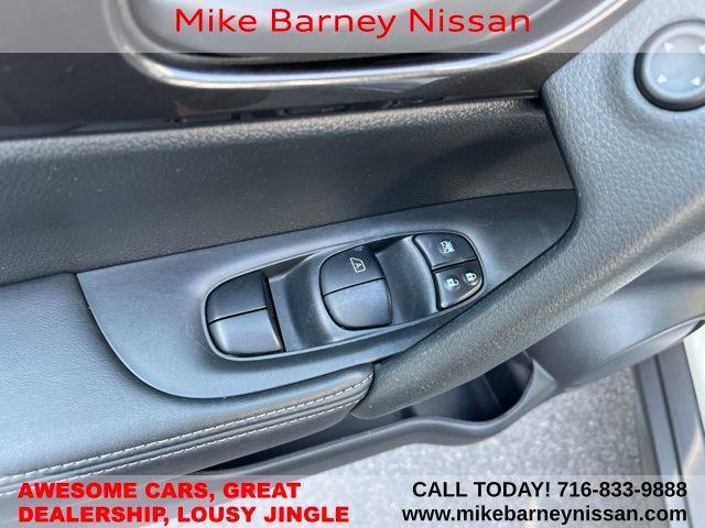 Photo of 2020 Glacier White Nissan Rogue
