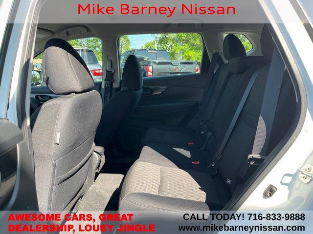 Photo of 2020 Glacier White Nissan Rogue