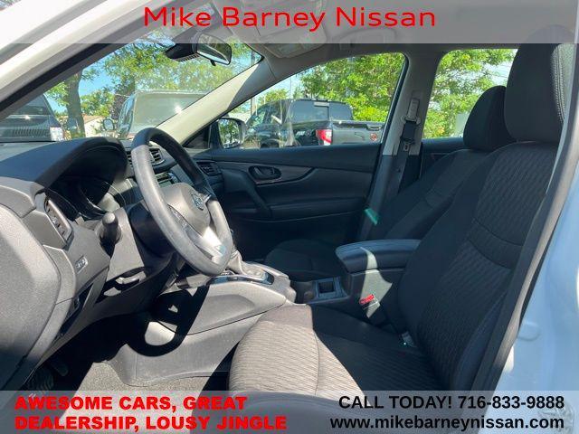 Photo of 2020 Glacier White Nissan Rogue