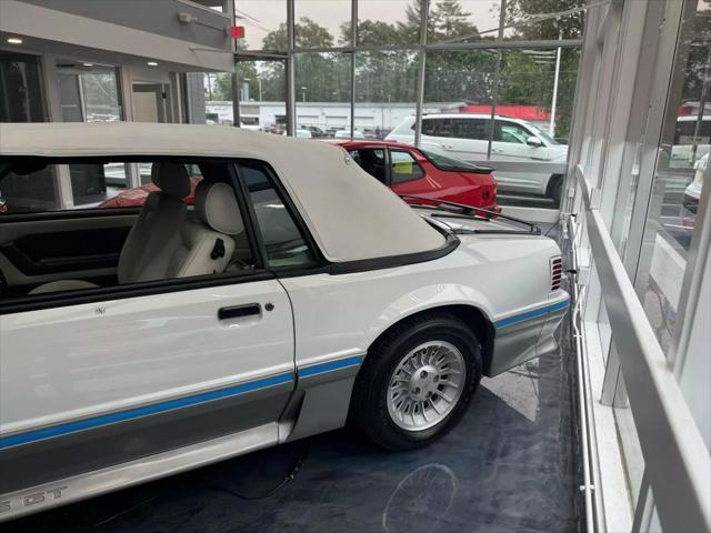 Photo of 1988 White Ford Mustang