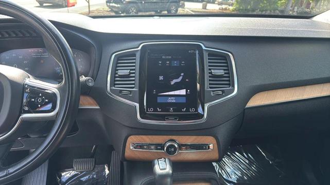 Photo of 2021 White Volvo XC90