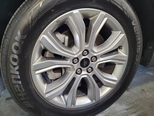 Photo of 2024 Agate Black Metallic Ford Edge