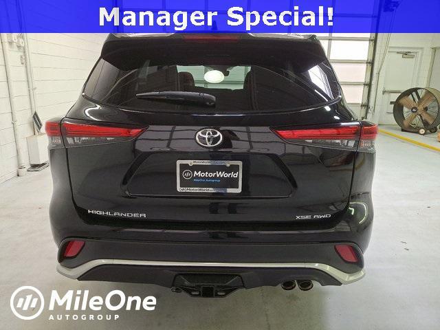 Photo of 2021 Midnight Black Metallic Toyota Highlander